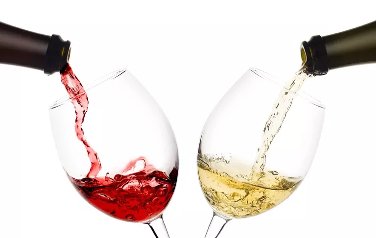 Wino białe i czerwone nalewane do kieliszków